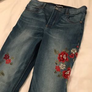 Express Floral Embroidered Jeans. 2 Short.